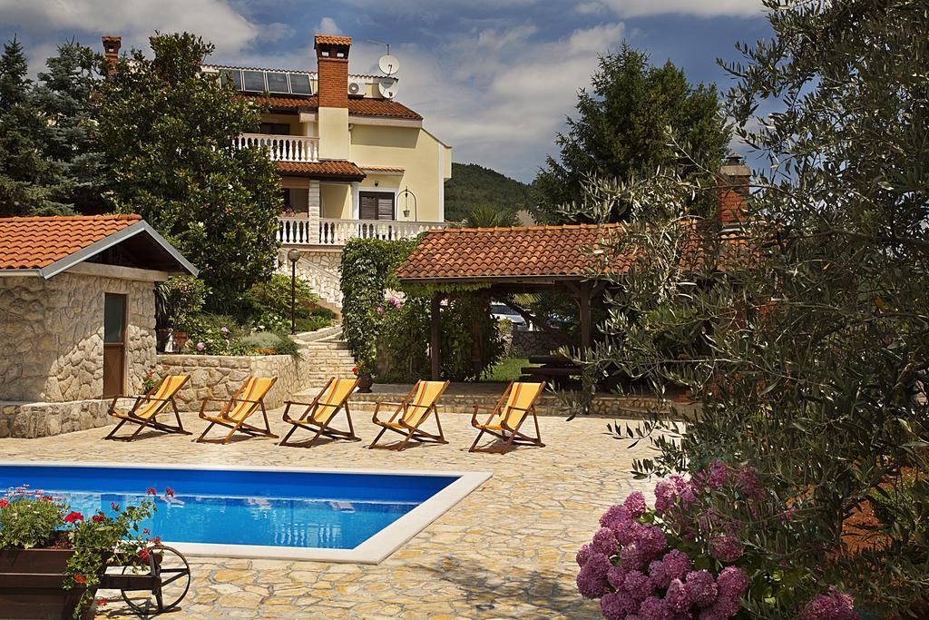 Apartments Petricic With Swimming Pool Ičići Eksteriør billede