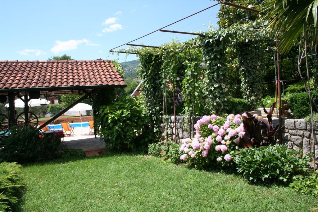 Apartments Petricic With Swimming Pool Ičići Eksteriør billede