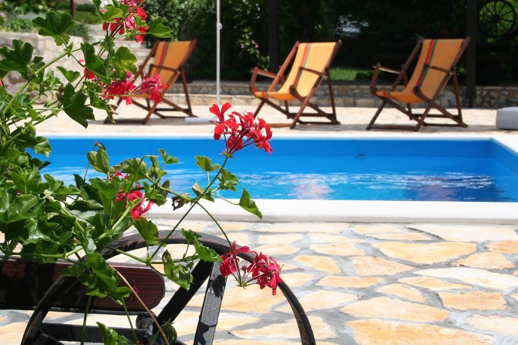 Apartments Petricic With Swimming Pool Ičići Eksteriør billede