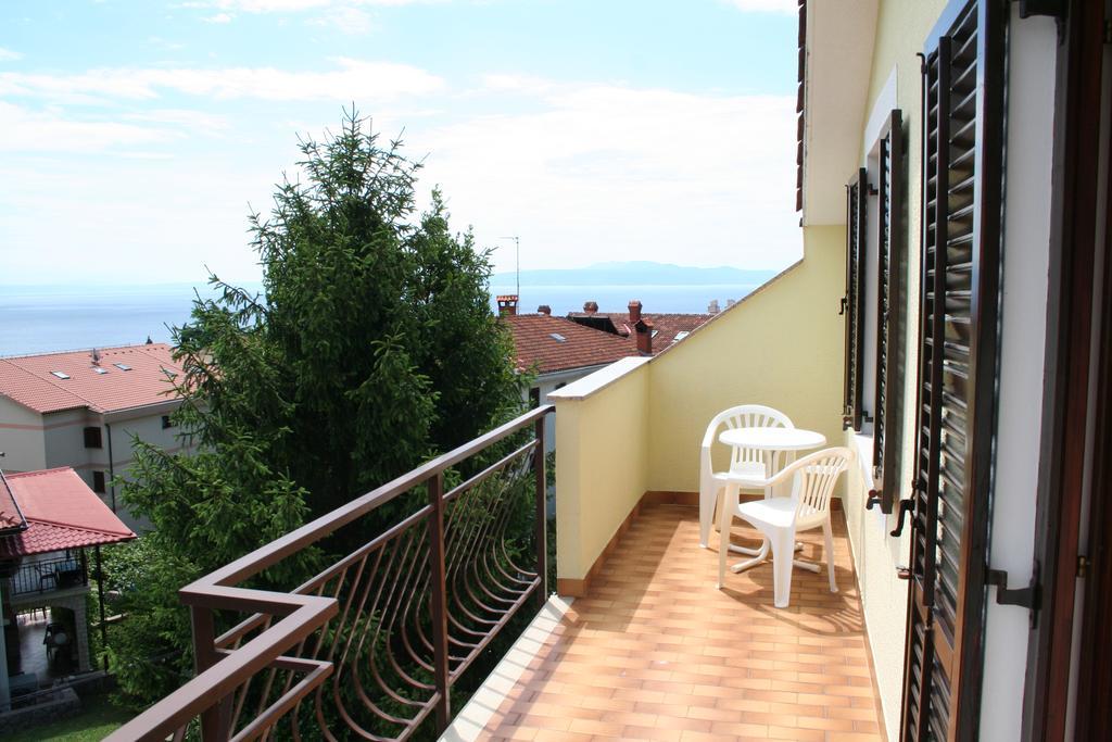 Apartments Petricic With Swimming Pool Ičići Eksteriør billede